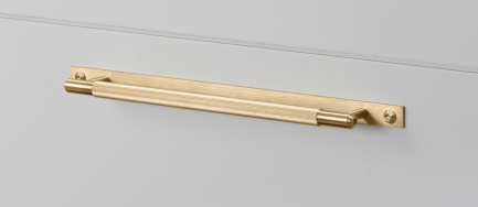 Buster + Punch Original Möbelgriffe LINEAR mit Grundplatte in 3 Größen und verschiedenen Finishes.